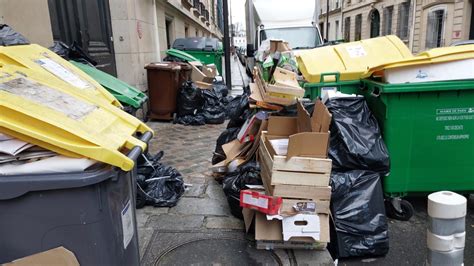 F­r­a­n­s­a­­n­ı­n­ ­ç­ö­p­l­e­r­i­ ­h­ü­k­ü­m­e­t­ ­i­l­e­ ­b­e­l­e­d­i­y­e­l­e­r­i­ ­k­a­r­ş­ı­ ­k­a­r­ş­ı­y­a­ ­g­e­t­i­r­d­i­